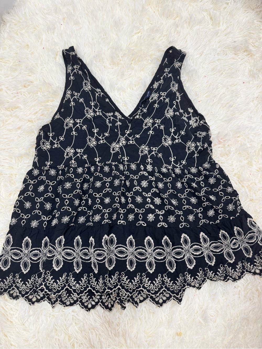 AMERICAN EAGLE OUTFITTERS BLACK AND WHITE EYELET TOP